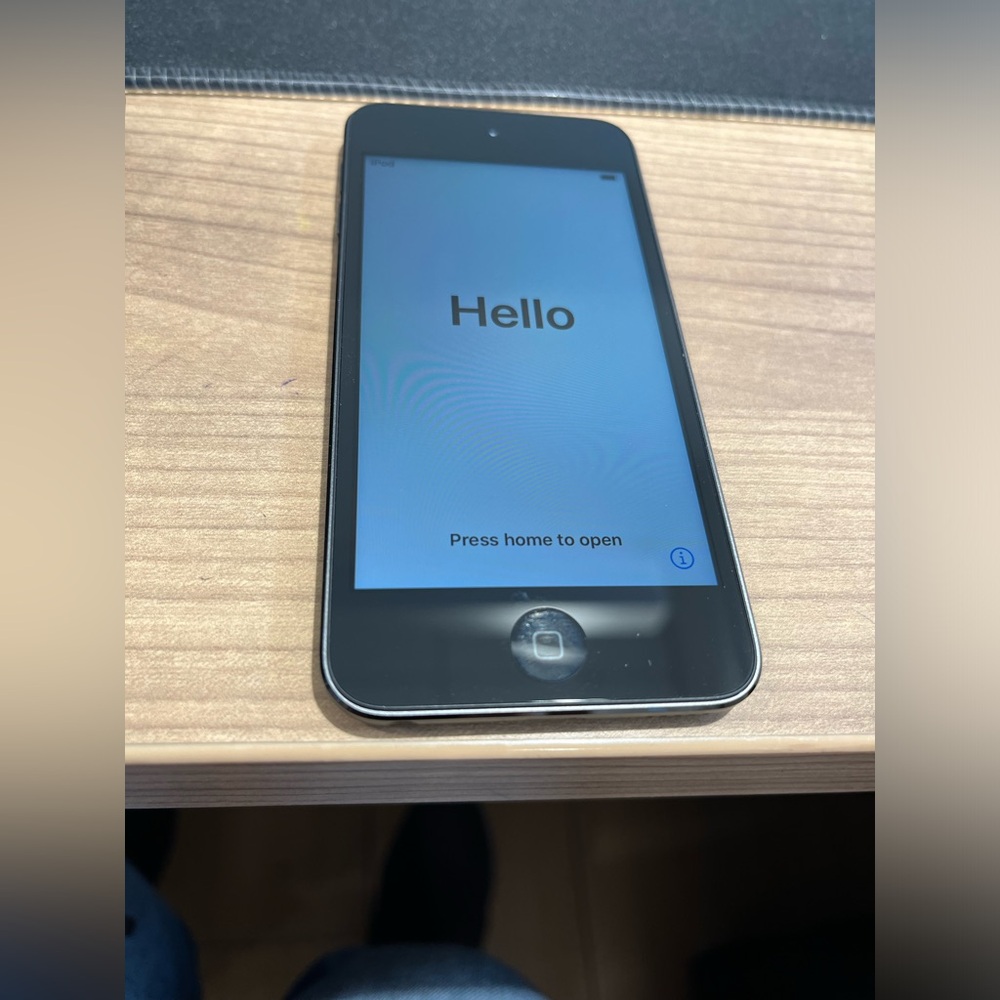Apple IPod touch- 7th generation, A2178. In excellent condition w/Case